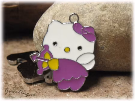 Hello Kitty lila med pil ca 23x19 mm