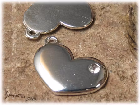 Berlock hjärta på sne silverfärgat ca 21x15 mm