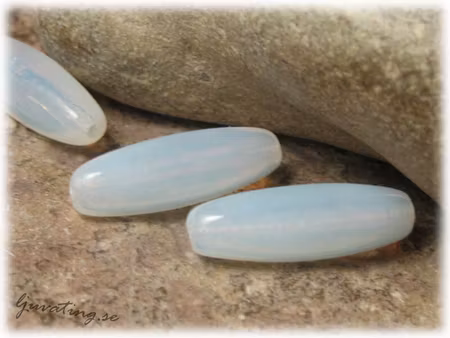Oval avlång kantig vit opal med lyster ca 22x7mm