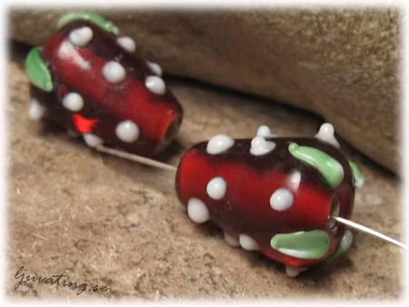 Lampwork jordgubbe ca 15x12 mm