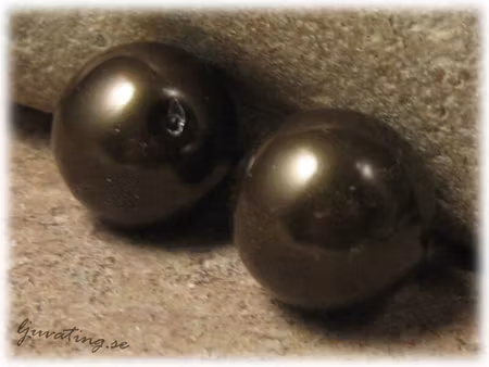 Vaxad mörkmörk grön Jablonex glaspärla ca 16 mm