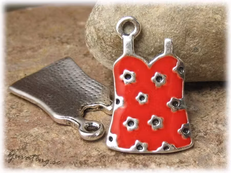 Berlock/Hänge röd klänning i metall ca 26x16 mm