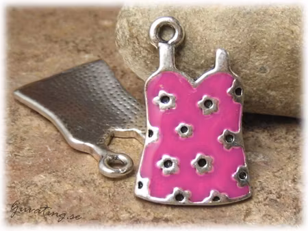 Berlock/Hänge cerise klänning i metall ca 26x16 mm