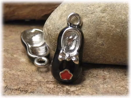 Baby sko svart/röd i metall ca 24x11 mm