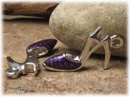 Spetsig lila sko i metall ca 32x17 mm