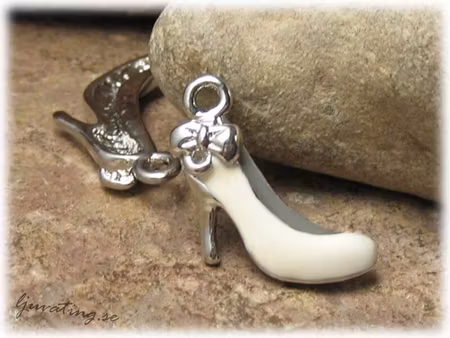 Sko vit med rosett i metall ca 25x22 mm