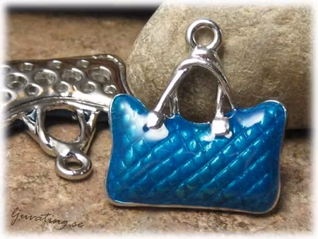 Väska blå i berlock metall ca 25x27 mm