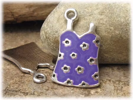 Berlock mörklila klänning i metall ca26x16mm