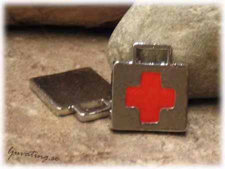 Berlock röda korset i metall ca 15x17 mm