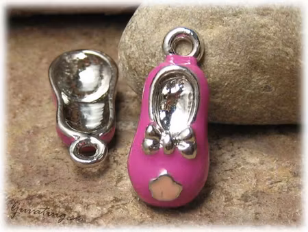 Berlock babysko cerise/rosa i metall ca 24x11 mm