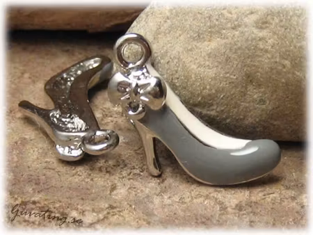 Berlock högklackad grå sko i metall med rosett ca 25x22 mm