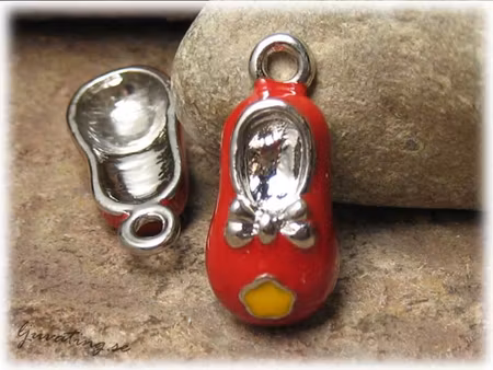 Berlock babysko röd/gul i metall ca 24x11 mm