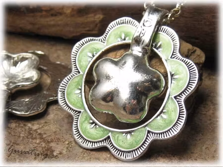 Stort hänge med ljusgrön blomma ca 49x44 mm