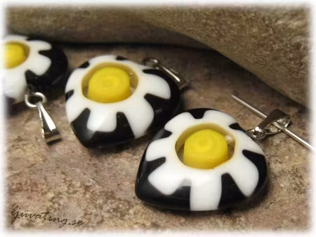 Basfärg svart vit/gul hänge hjärta ca 18x18 mm