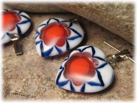 Basfärg vit blå/röd hänge hjärta ca 18x18 mm