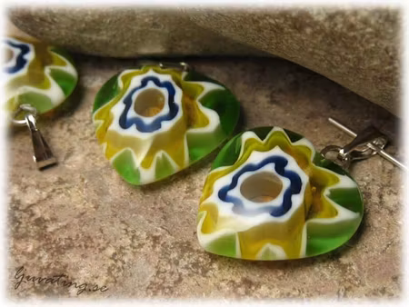 Basfärg olivgrönt blått hänge hjärta ca 18x18 mm