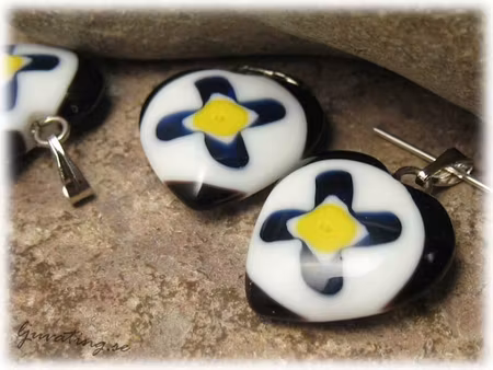 Basfärg svart blå/gul hänge hjärta ca 18x18 mm