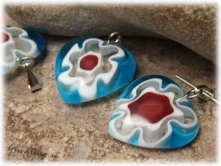 Basfärg aquablå vit/röd hänge hjärta ca 18x18 mm