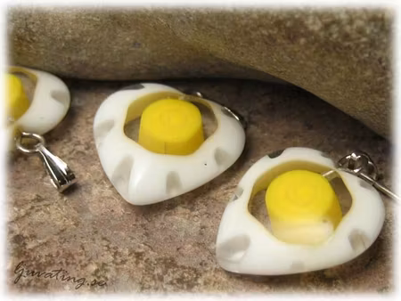 Basfärg vit gul hänge hjärta ca 18x18 mm