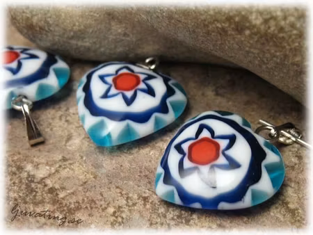 Basfärg blå vit/röd hänge hjärta ca 18x18 mm