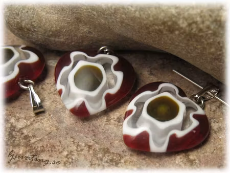 Basfärg mörkröd oliv hänge hjärta ca 18x18 mm