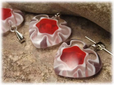 Basfärg plommon ljus o röd hänge hjärta ca 18x18mm