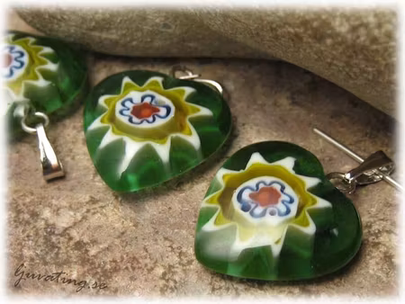 Basfärg grön blå/röd hänge hjärta ca 18x18mm