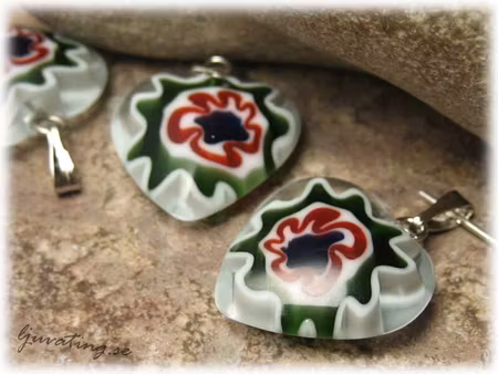 Basfärg clear grön/röd hänge hjärta ca 18x18mm