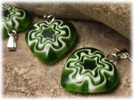 Basfärg grön vit hänge hjärta ca 18x18mm