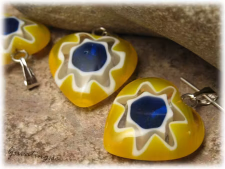 Basfärg gul vit/blå hänge hjärta ca 18x18mm