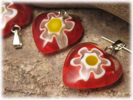 Basfärg röd vit/gul hänge hjärta ca 18x18mm