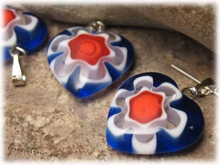 Basfärg blå vit/röd hänge hjärta ca 18x18mm