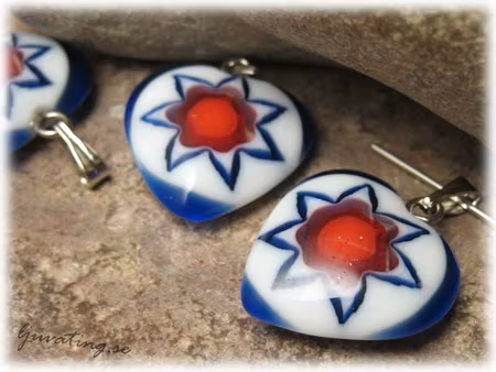 Basfärg blå vit/röd hänge hjärta ca 18x18mm