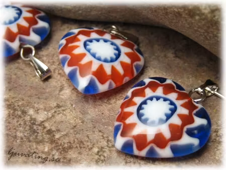 Basfärg blå vit/rost hänge hjärta ca 18x18mm