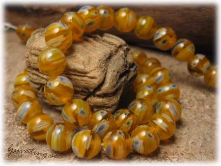 Millefiori med basfärg lejongul rund ca 8 mm