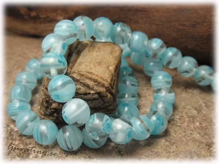 Millefiori glaspärla basfärg ljusblå rund ca 8 mm