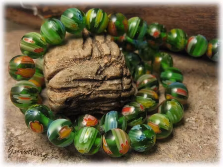 Millefiori glaspärla basfärg mossgrön rund ca 8 mm