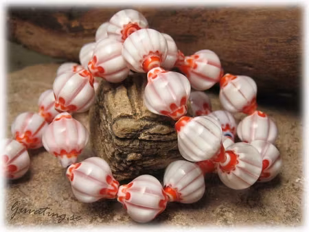 Millefiori glaspärla basfärg vit med ränder ca 13x13 mm