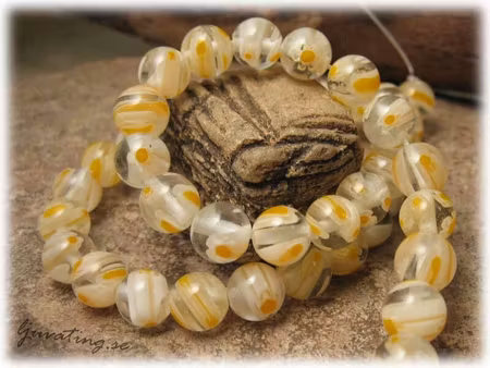 Millefiori glaspärla basfärg ljusgul rund ca 8 mm