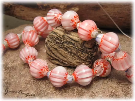 Millefiori glaspärla basfärg rosa med ränder ca 13x13 mm