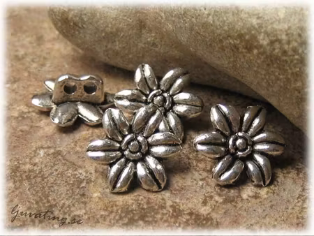Blomma 2-hålsdelare / knapp i tibetsilver ca 14 mm