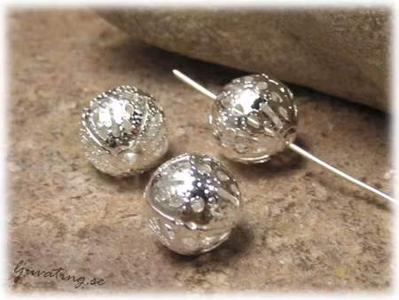 Rund silverfärgad filigran metallpärla ca 10 mm