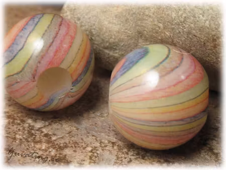 Stor flerfärgad smalrandig pärla i syntet ca 20 mm