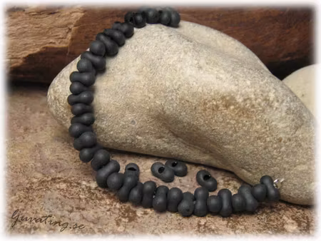 Matte svart farfalle pärla ca 4x2 mm