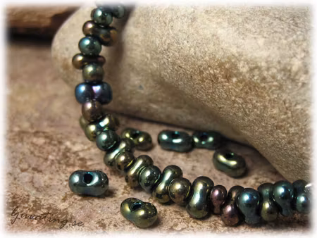 Iris grön farfalle pärla ca 6x4 mm