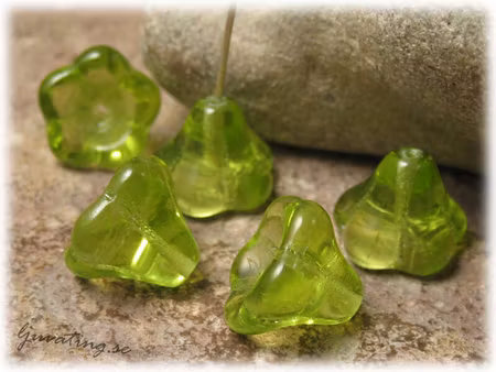 Peridot grön blomklocka änglakjol ca 10x13 mm