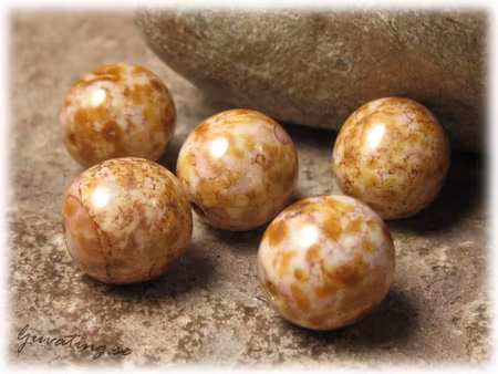 Marmorerad glaspärla i rosabrun ton ca 10 mm