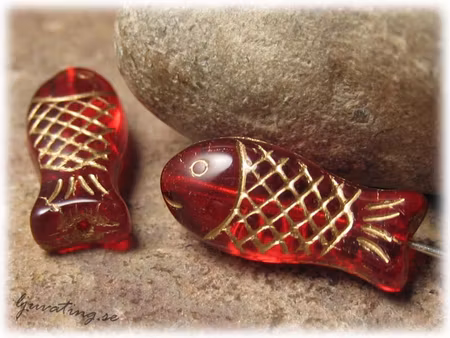 Röd fisk med gulddekor ca 20x9 mm