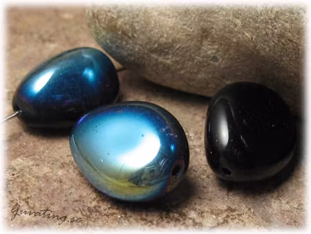 Svart med AB lyster ca 17x14 mm