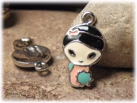 Berlock flicka med rosa klänning ca 24x14 mm